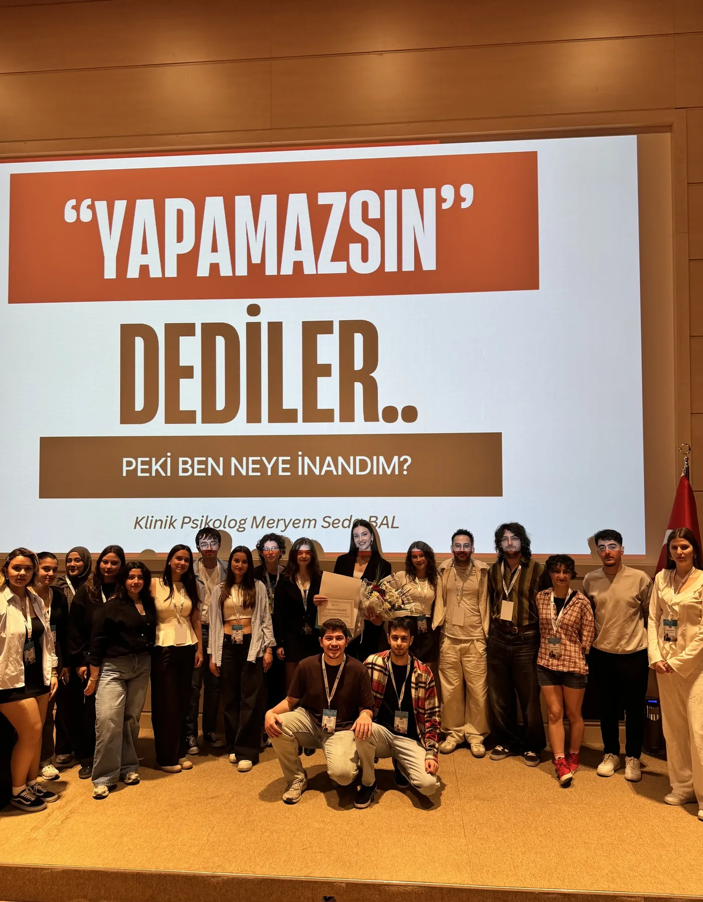 Konferans sunumu sonrası grup fotoğrafı
