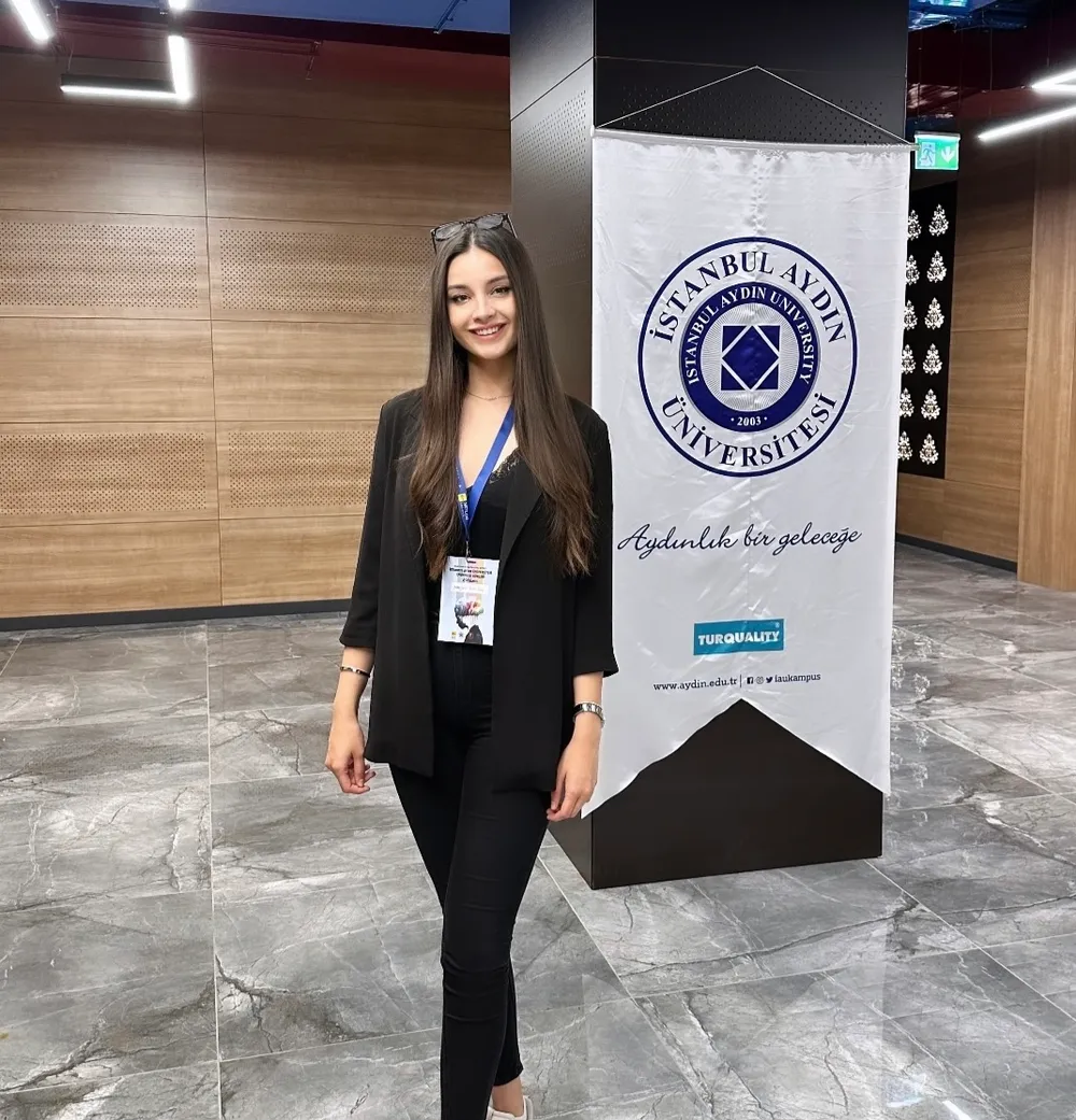 İstanbul Aydın Üniversitesi kampüsünde Meryem Seda Bal